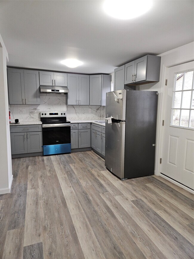 Building Photo - 120 Henry St