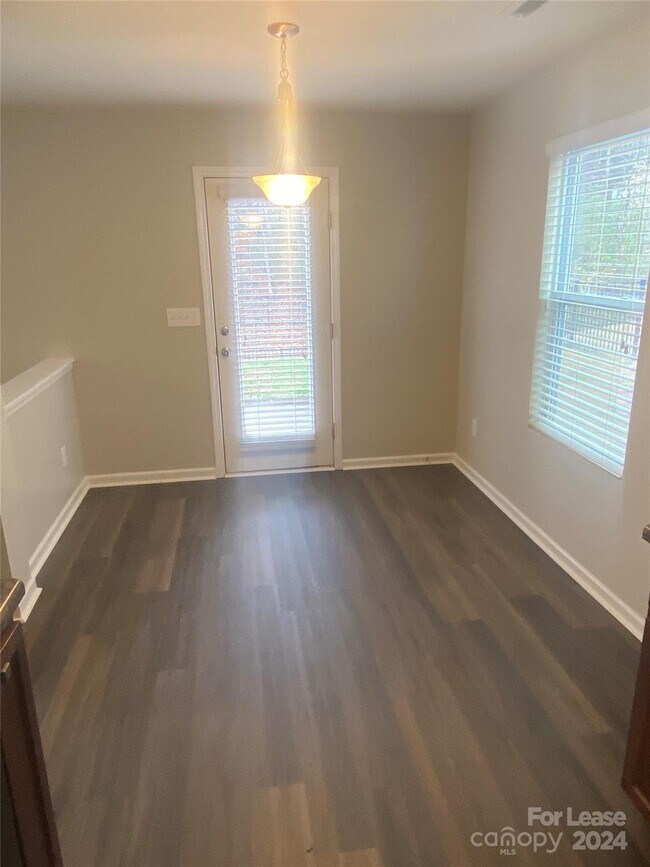Building Photo - 3857 Streamside Dr