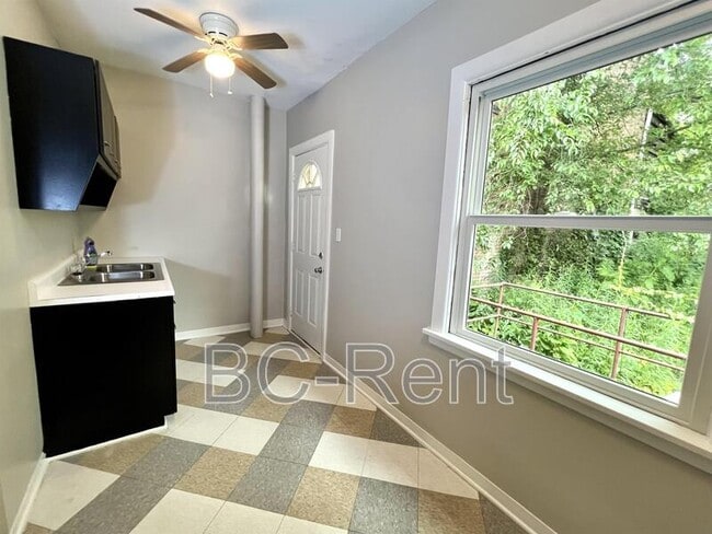 Building Photo - 635 3rd Ave