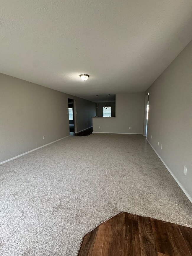 Building Photo - 4 Bed / 2 Bath Ready for move in!