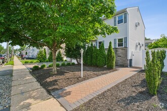 Building Photo - 862 Dewey St