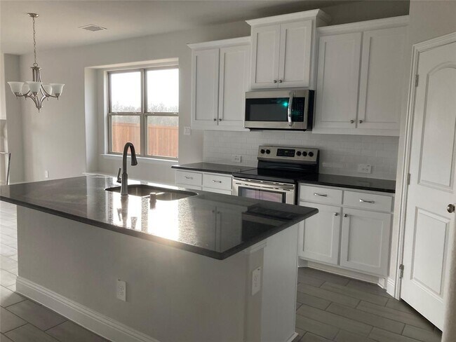 Building Photo - 545 Redbud Dr