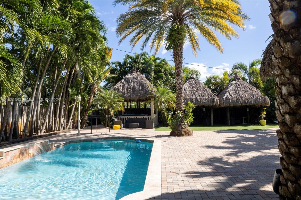 Foto principal - 465 NW 153rd St