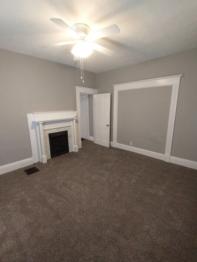 Vestíbulo exterior nocturno - 437 Breck Ave