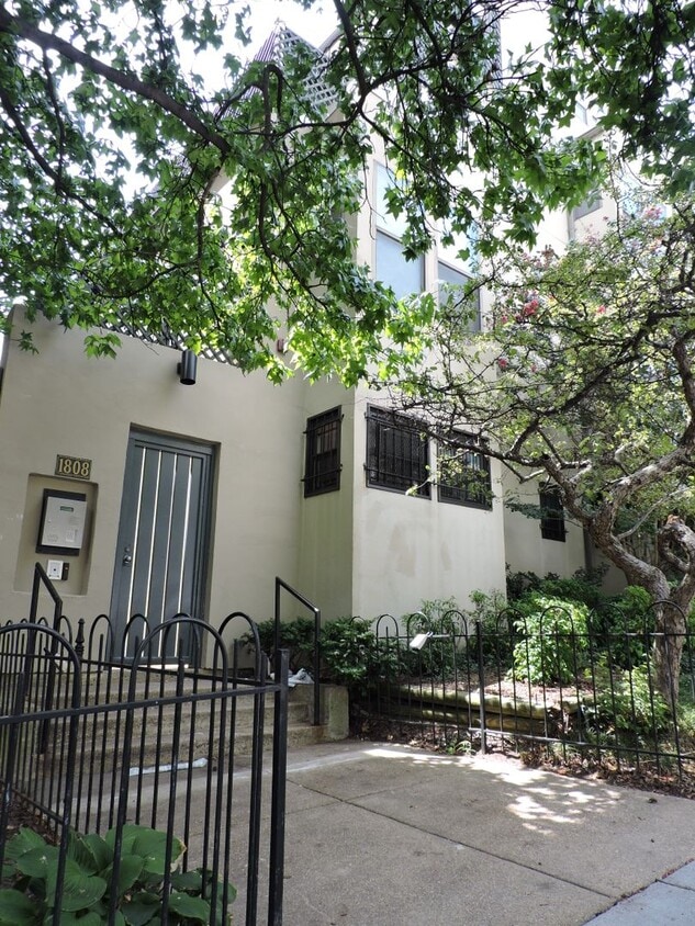 Spacious 2BR 2BA with Fireplace, Roof deck... - Spacious 2BR 2BA with Fireplace, Roof deck...
