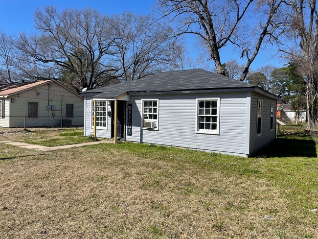 Building Photo - Remodeled 2 Bedroom Home