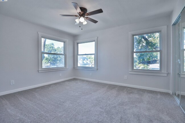 Foto del edificio - 102 Redwood Ave