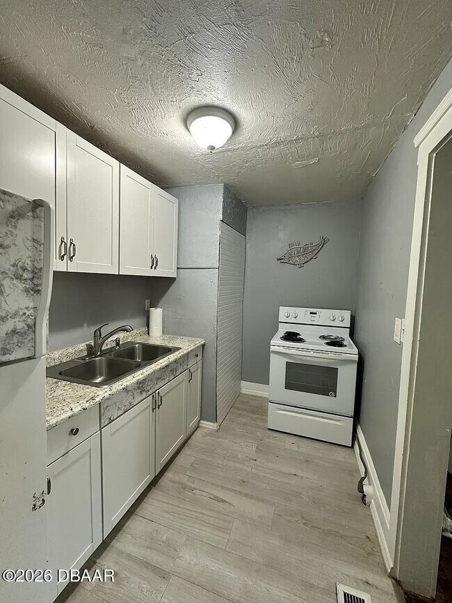 Building Photo - 827 N Oleander Ave