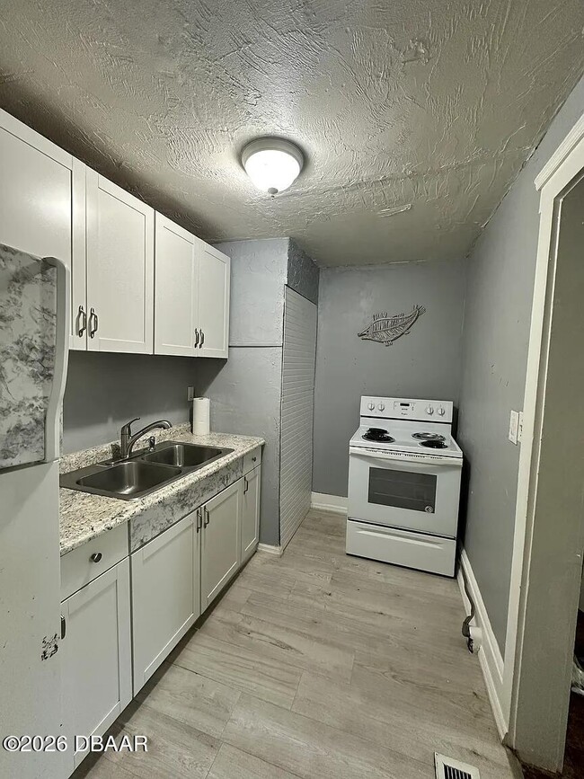 Building Photo - 827 N Oleander Ave