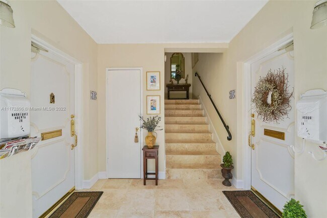 Building Photo - 925 Palermo Ave