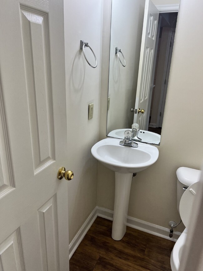 Building Photo - Charming 3-Bed Townhouse with Modern Ameni...
