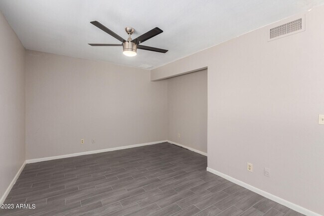 Building Photo - 7304 W Oregon Ave