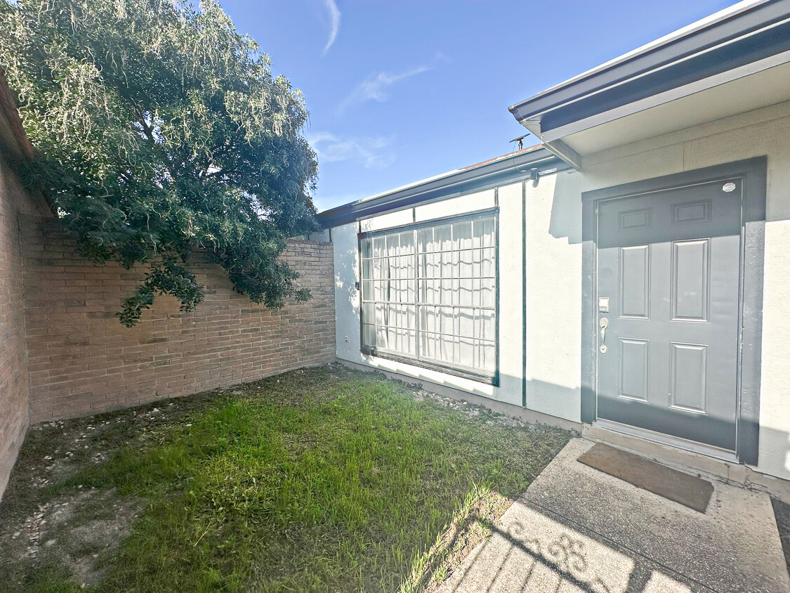Foto principal - 4013 Burning Tree Dr