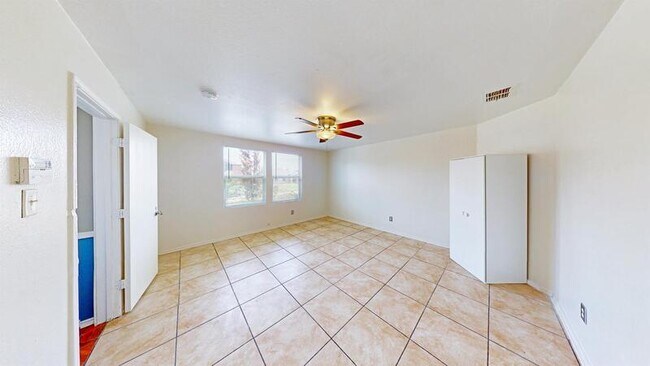 Building Photo - 1011 Bumble Bee Dr