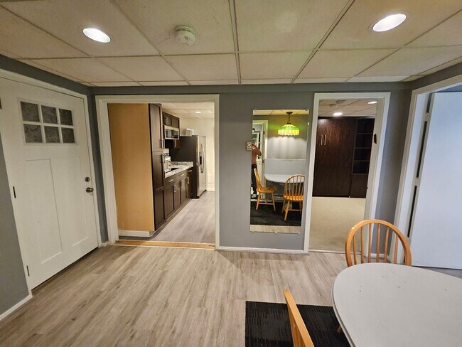 Building Photo - ALL INCLUSIVE, Modern Apt & w Laundry in U...