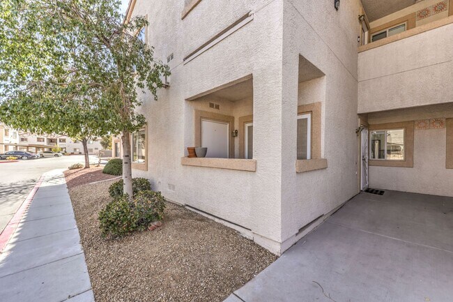 Building Photo - fully furnished, 1 bed, 1 bath condo in gated community