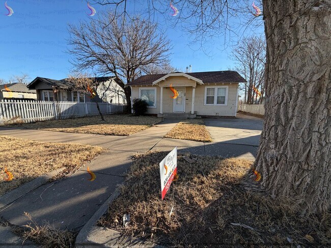 Foto del edificio - Charming 3-Bed with Fireplace & Large Fenced Yard!