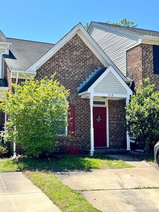 Foto del edificio - WELCOME HOME to your Beautifully updated townhome.