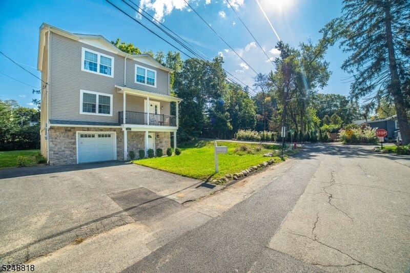 Primary Photo - 22 River Rd