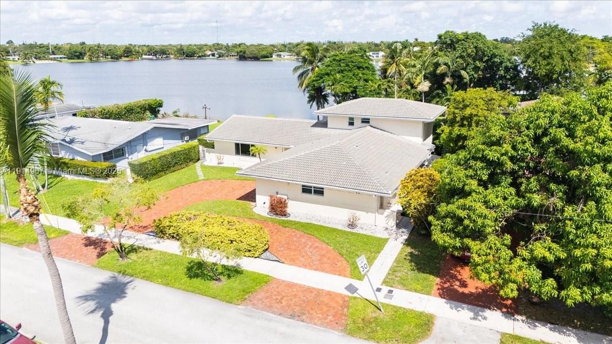 Foto del edificio - 1961 NE 188th St