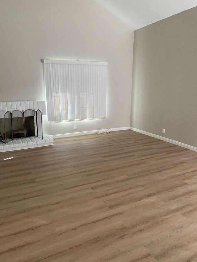 Foto del edificio - Single Story 4 bed, 2 bath home in central Simi Valley