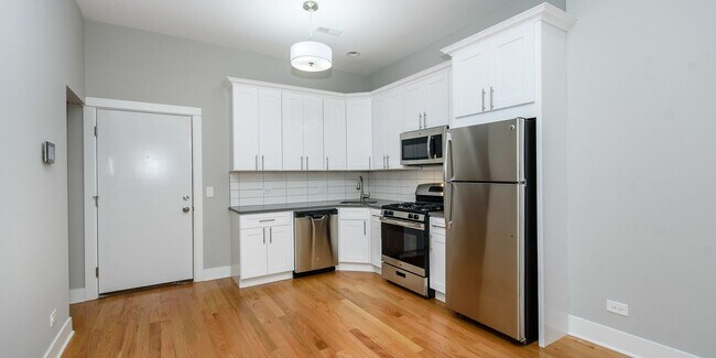 Foto del edificio - Updated, Spacious 1bd/1bth Ukrainian Village, Avail 7/1!