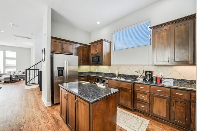 Building Photo - 904 Roy St