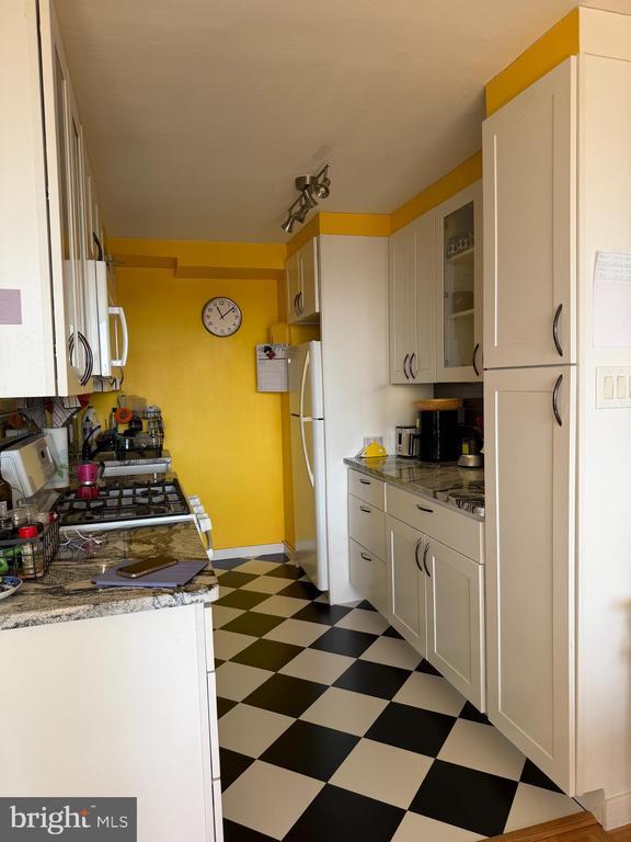 Building Photo - 604 S Washington Square