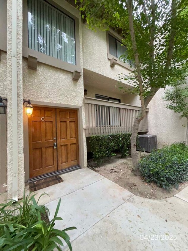 Foto principal - Spacious 3 Bed 2.5 Bath Townhouse in Prime...