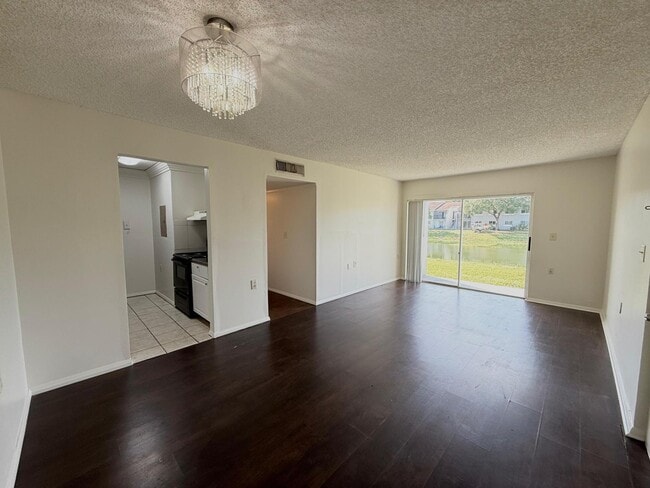 Foto del edificio - 1127 Lake Terry Dr