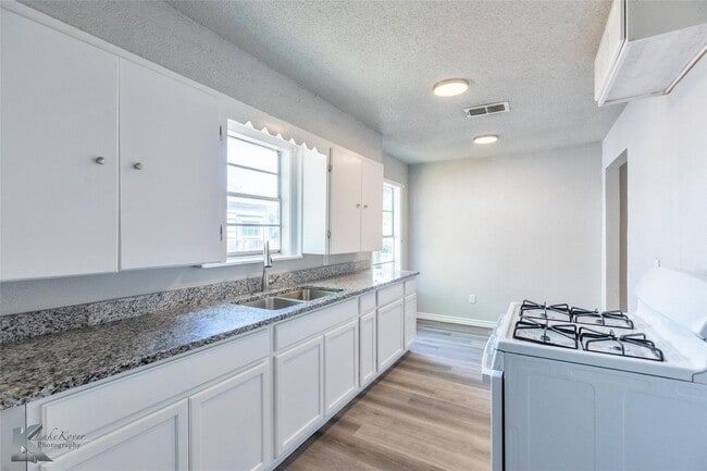 Building Photo - 850 Sunset Dr