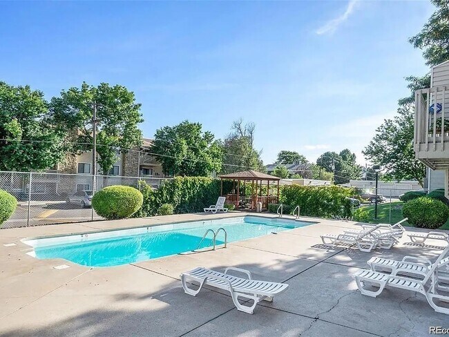 Piscina - 381 S Ames St