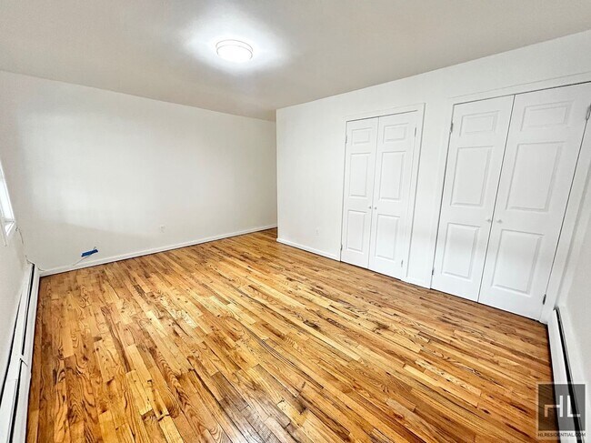 Foto del edificio - Spacious and Renovated Home with ample clo...