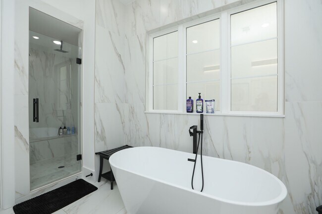 Foto del edificio - 5704 Fairdale Ln