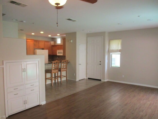 Building Photo - Beautiful  Escala Townhome  in Resort Styl...