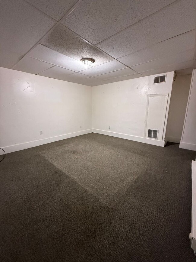 Building Photo - 123 W Walnut St