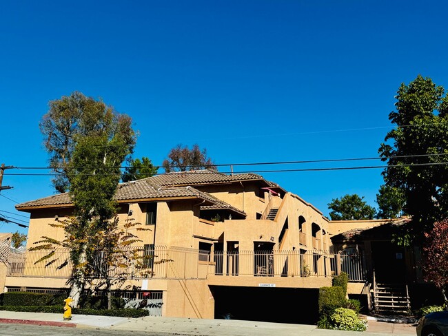 Building Photo - Remodelled 2 Bed 2 Bath For Rent at Signal Hill