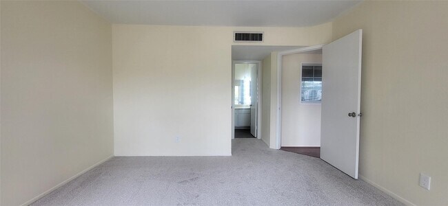 Building Photo - 2822 S Bartell Dr