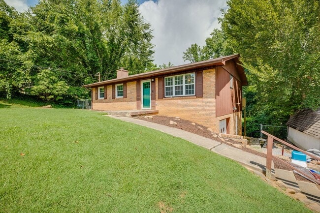 Building Photo - 3 Bed/1.5 Bath in Colonial Heights