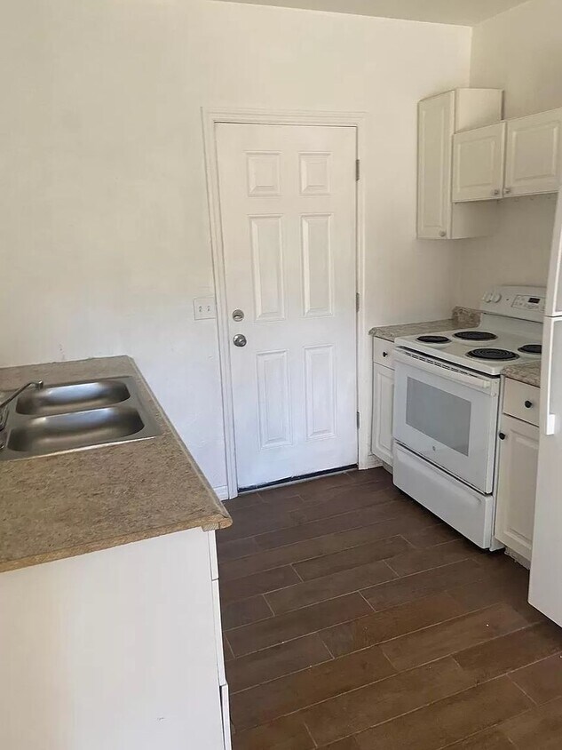 Building Photo - 126 W Gardiner Ct. Daytona Beach, FL 32114