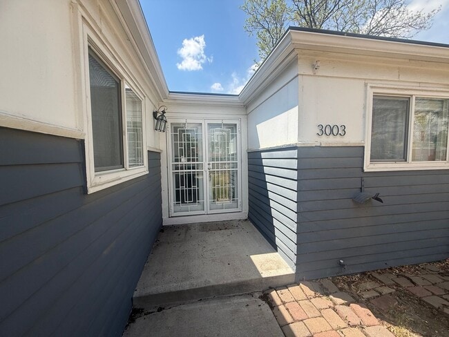 Building Photo - $0 DEPOSIT OPTION. CLASSIC CHARACTER MEETS COMFORT: 2-BED, 1-BATH IN AN INVITING TRIPLEX