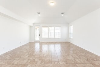 Building Photo - 26306 Julia Manor Dr
