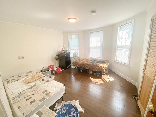 Building Photo - 733 Parker St