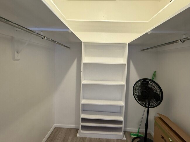 Vestidor - 6266 1st Ave S