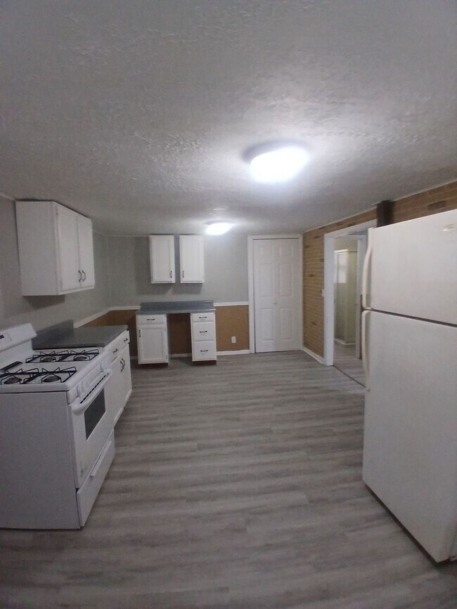 Foto del edificio - Completely Renovated 3 Bedroom, 2 Full Bathrooms! Front Porch & Detached Garage! 2 Living Rooms!