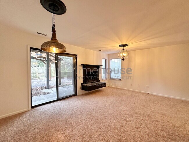 Foto del edificio - 4611 Fern Oak Ct.