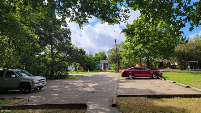 Building Photo - 7 br, 4 bath House - 208 Elm Ave
