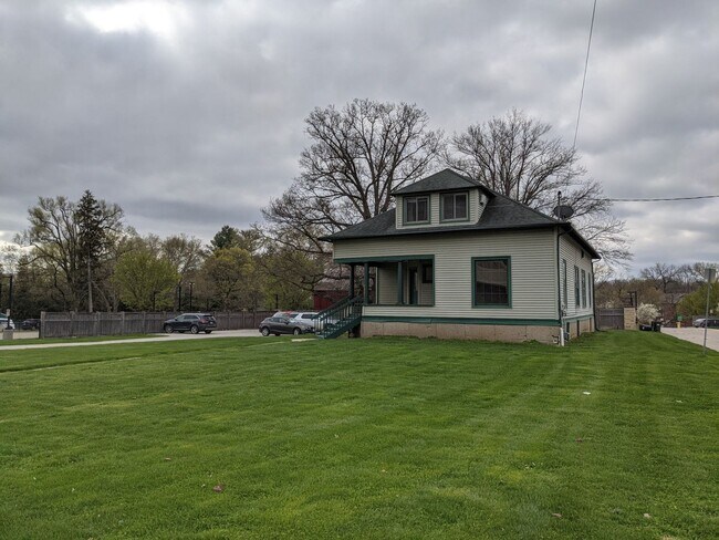 Foto del edificio - FALL 2026 AVAILABILITY!!!  2-bedroom, 1-bath apartment across from Kinnick and UIHC