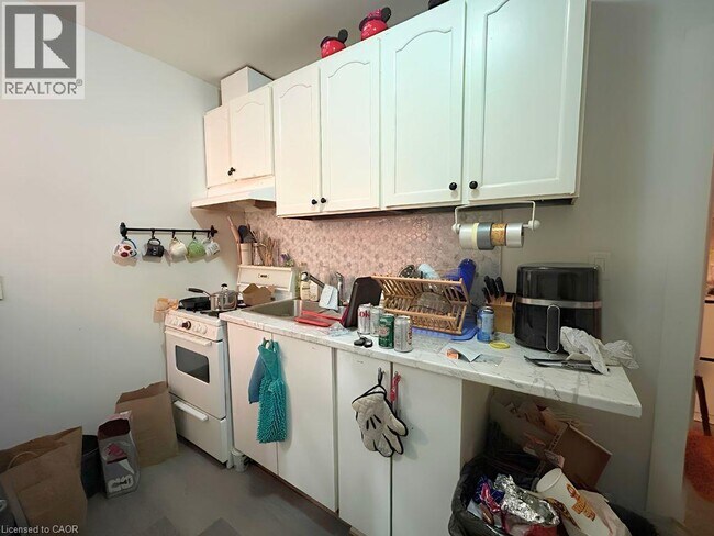 Photo du bâtiment - 9B WENTWORTH Street N Unit# Upper