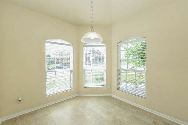 Building Photo - 18402 Each Elm Way
